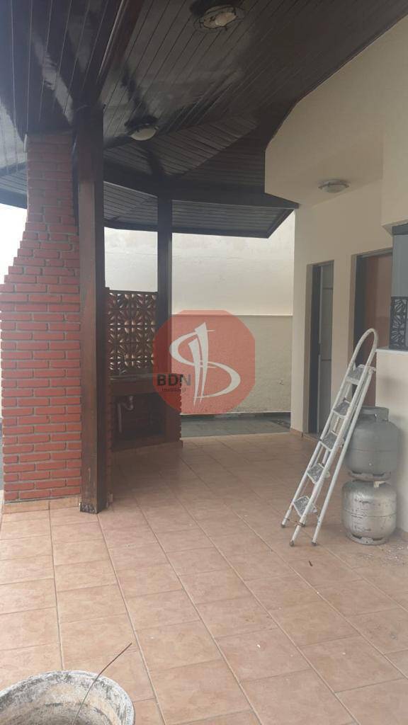 Casa para alugar com 4 quartos, 340m² - Foto 12