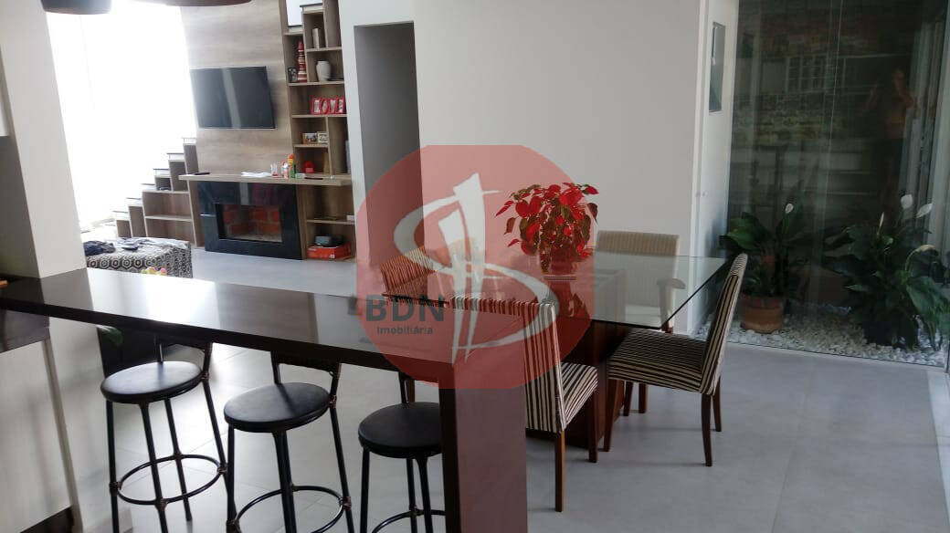 Casa à venda com 3 quartos, 287m² - Foto 1