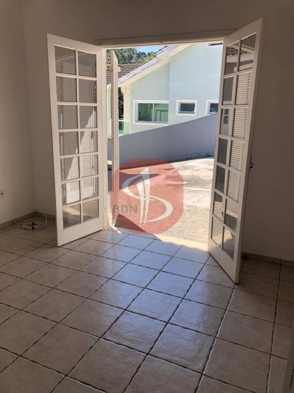 Casa à venda e aluguel com 4 quartos, 210m² - Foto 1